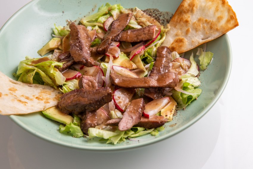 Салат с куриной печенью и рукколой