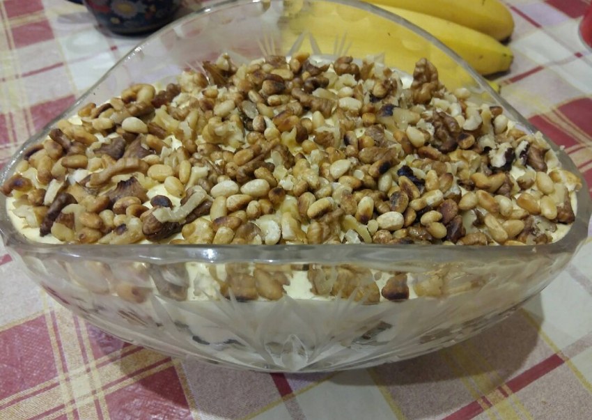 Салат с курицей грибами и грецкими орехами