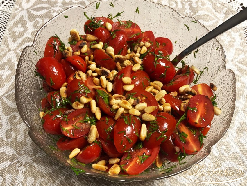 Салат с кедровыми орешками и капустой