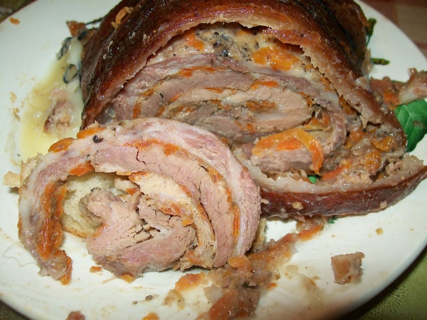 Свиные рулетики с черносливом и сыром