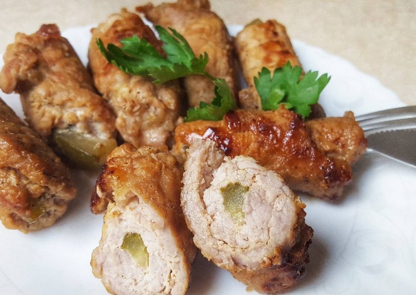 Мясные рулетики с соленым огурцом