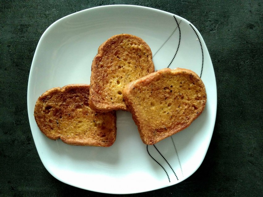 Жареный хлеб с яйцом и молоком