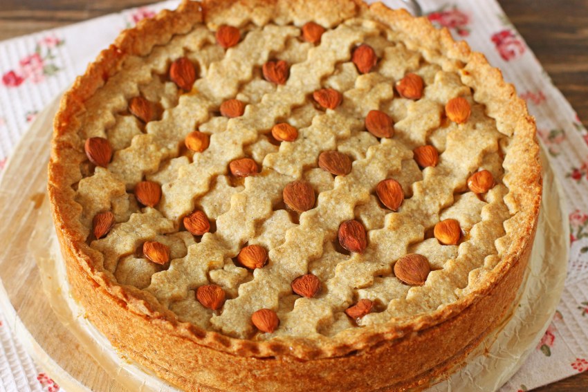 Пирог с кремом и абрикосами