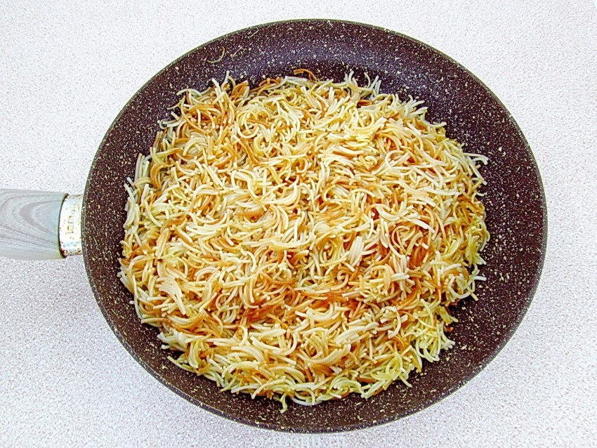 Мелкая лапша на сковороде