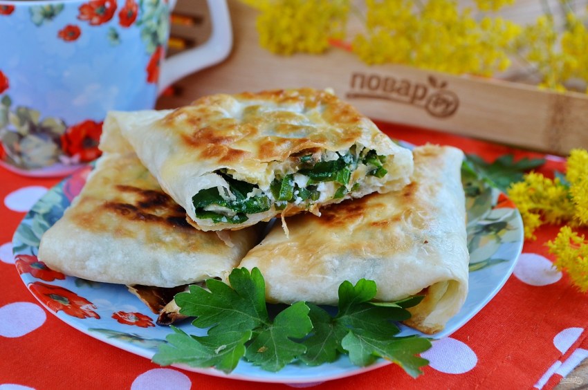 Рулетики из лаваша с крабовыми палочками и сыром