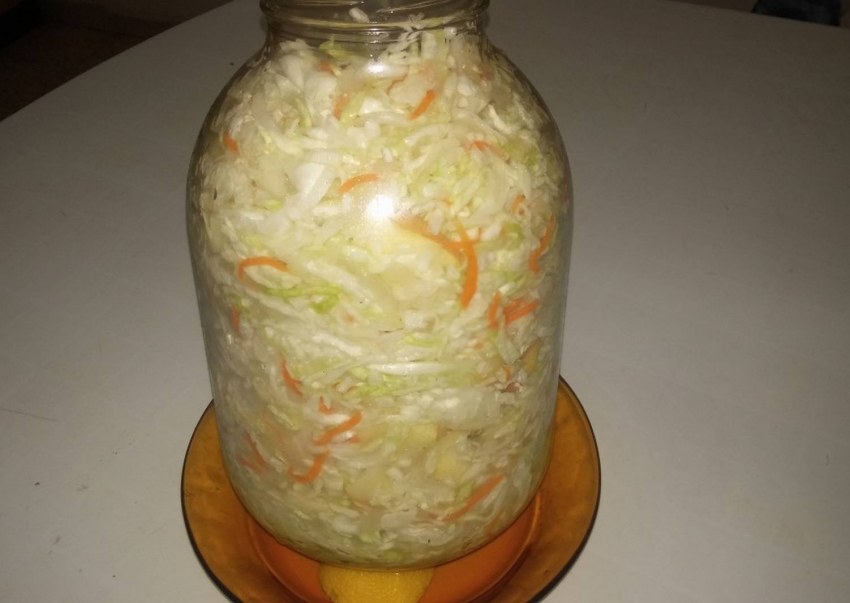 Квашенная капуста в банке
