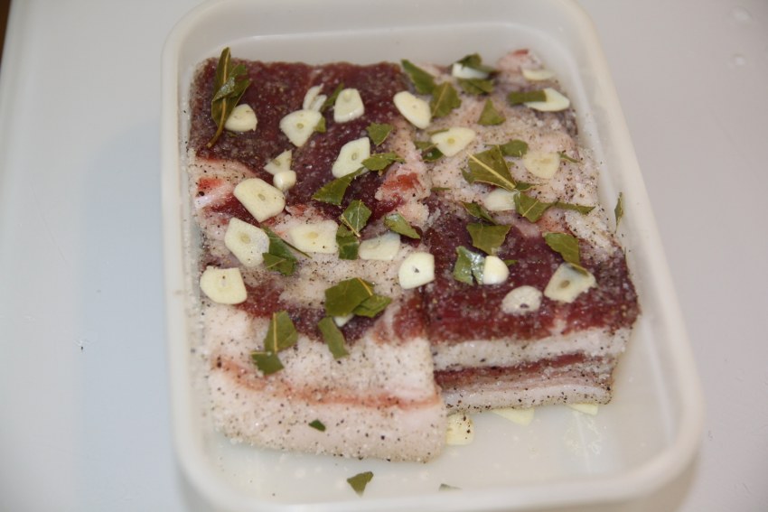 Сало перекрученное с чесноком и зеленью