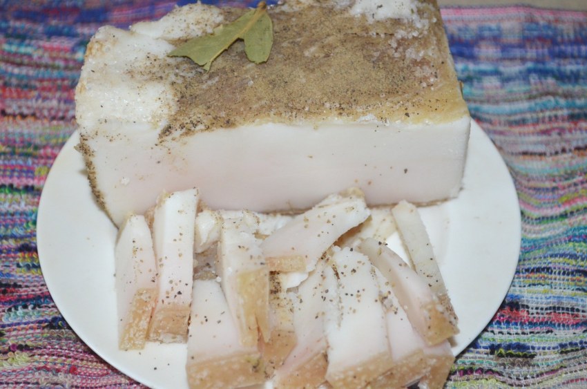 Сало соленое с чесноком