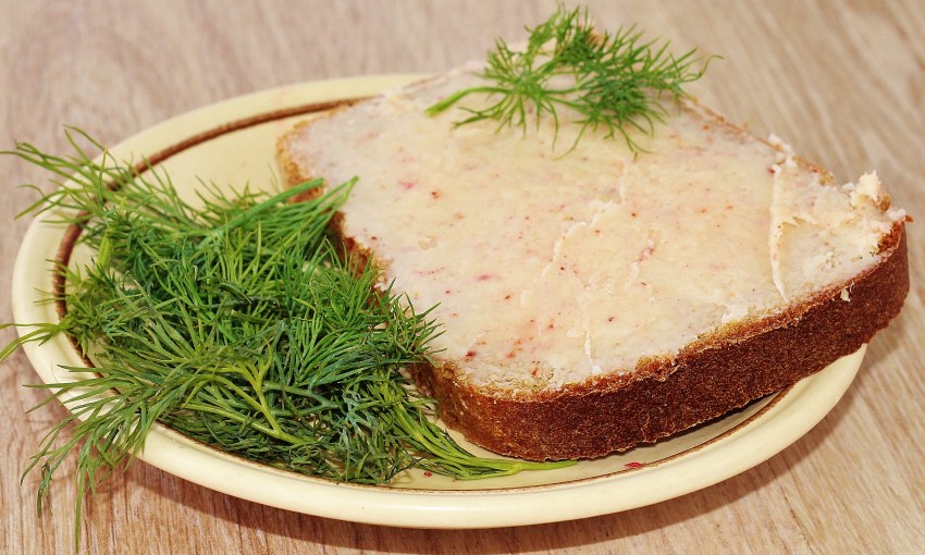 Сало с гренками