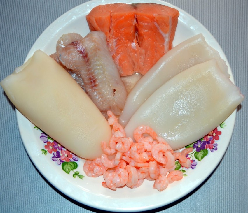 Фаршированные кальмары с овощами и яйцом