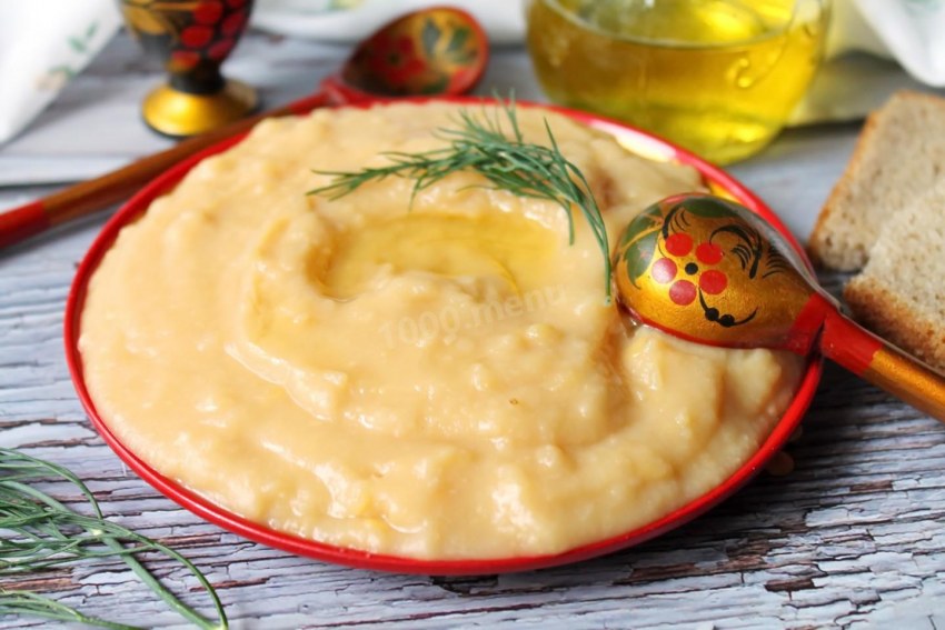 Гороховое пюре в кастрюле
