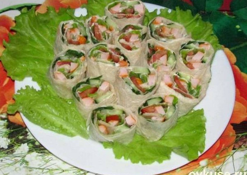 Рулетики из лаваша с копченой курицей