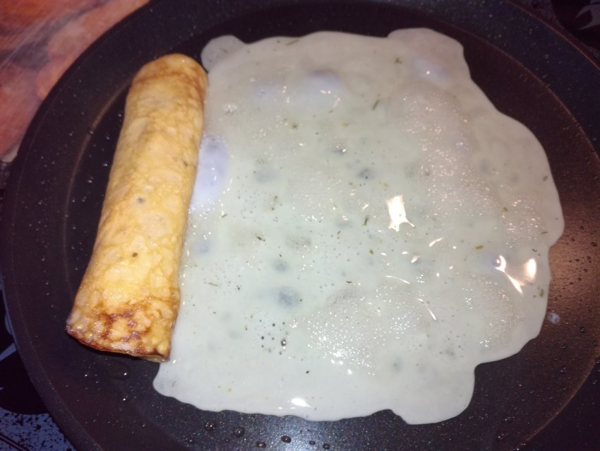 Яичный рулет с сыром на сковороде