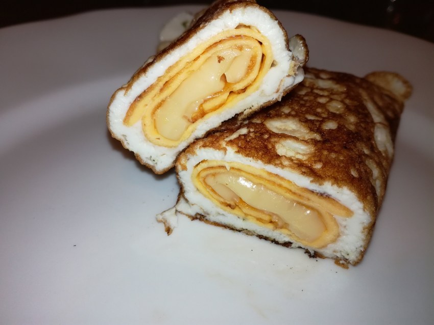 Яичный рулет с сыром