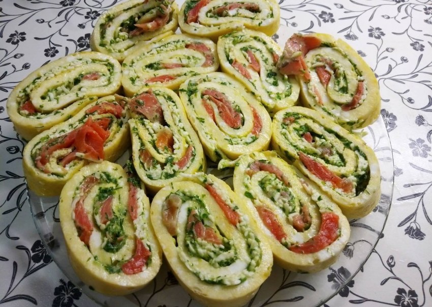 Яичный рулет с начинкой