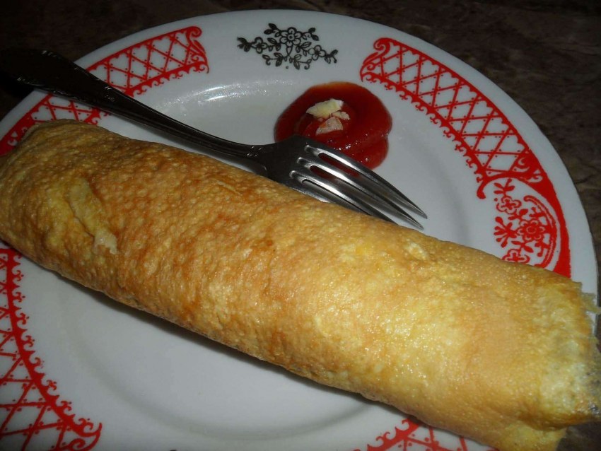 Яичный рулет на сковородке