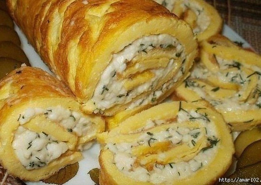Рулет из омлета с плавленым сыром