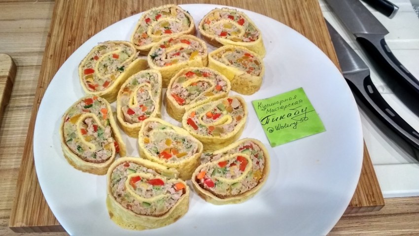 Яичный рулет с курицей