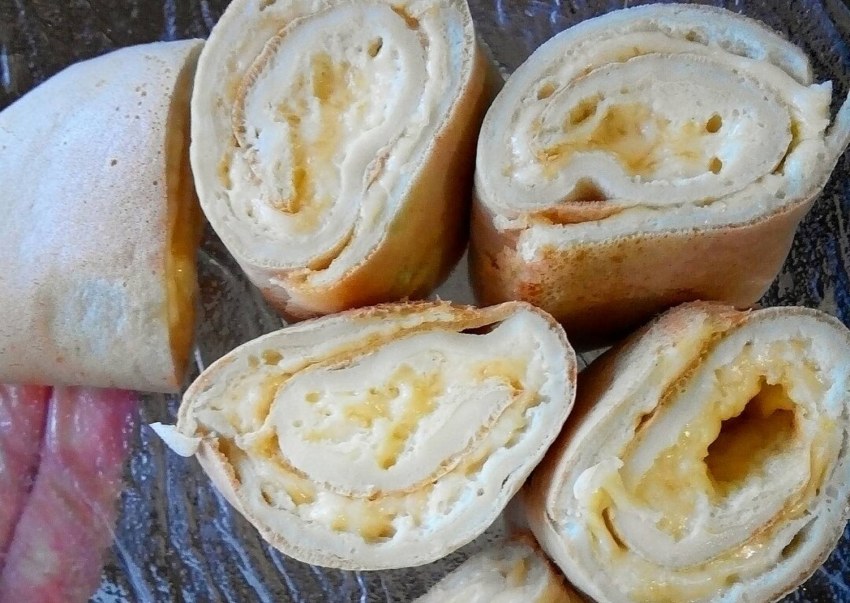 Рулет из яиц с сыром на сковороде