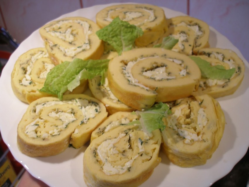 Сырный рулет с крабовыми палочками и яйцом