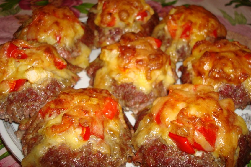Котлеты с помидорами и сыром в духовке