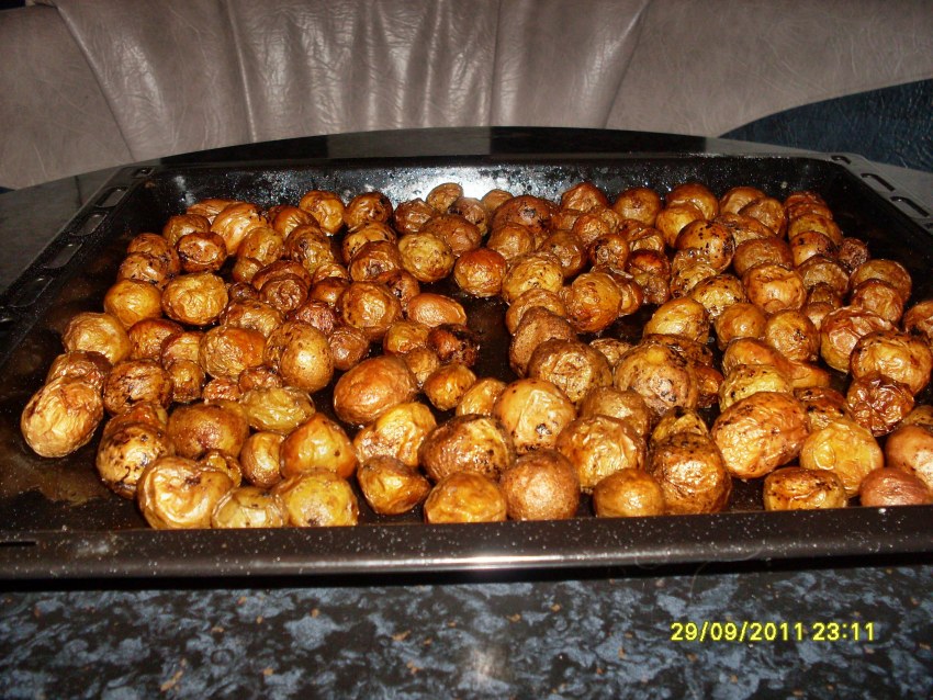 Мелкая картошка запеченная в духовке