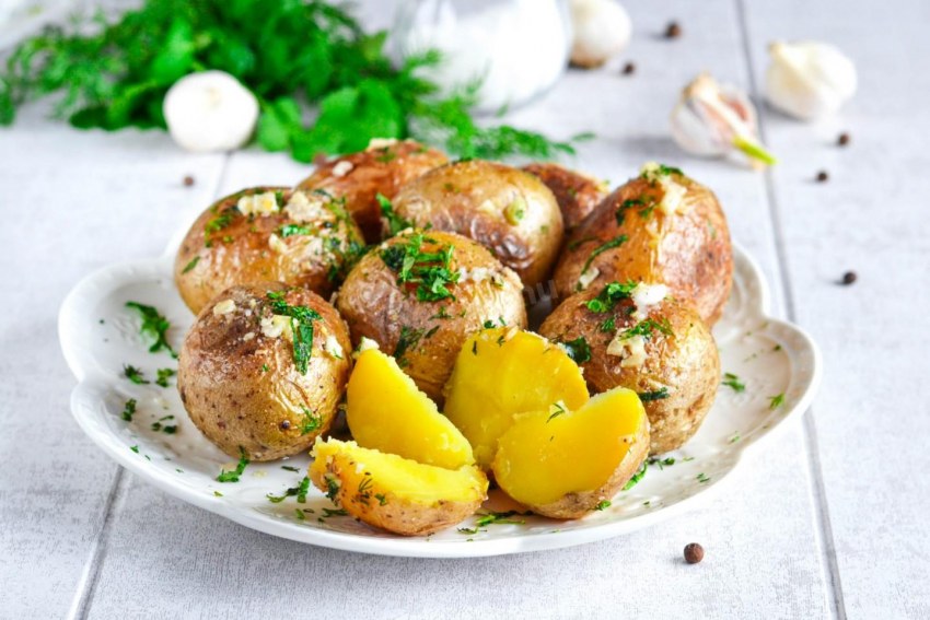 Картофель по-деревенски в духовке с грибами
