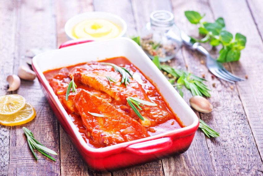 Рыбы и креветки кальмар