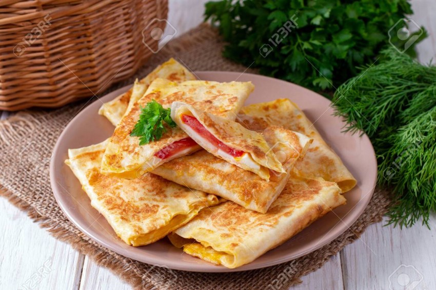 Конвертики из лаваша с сыром и помидорами