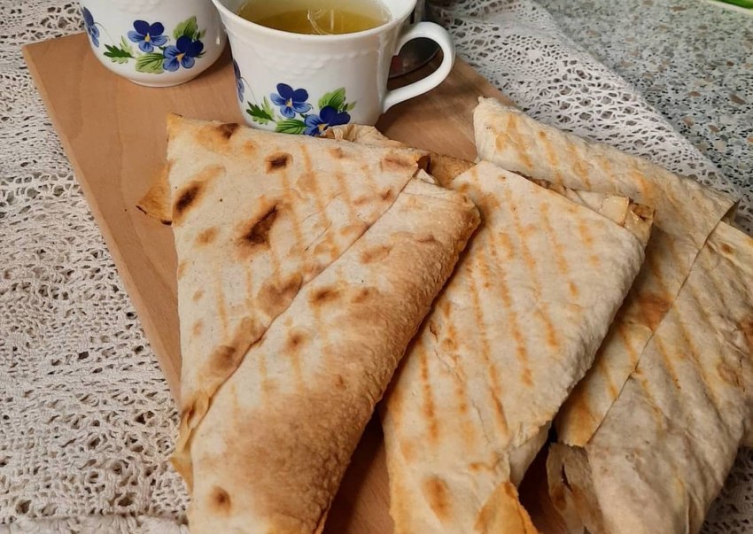 Конвертик из лаваша с ветчиной и сыром в духовке