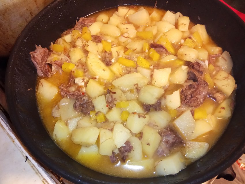 Тушёная картошка с тушёнкой