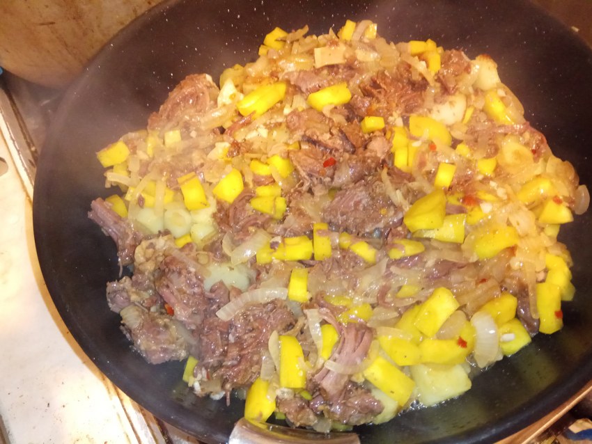 Вареная картошка с тушенкой
