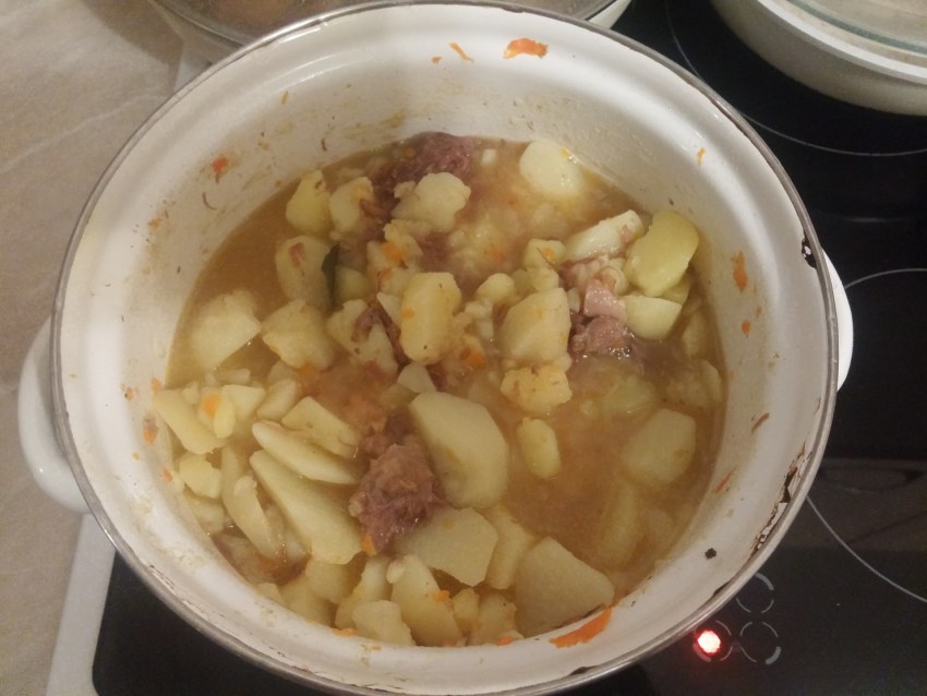 Запечь картошку с тушенкой