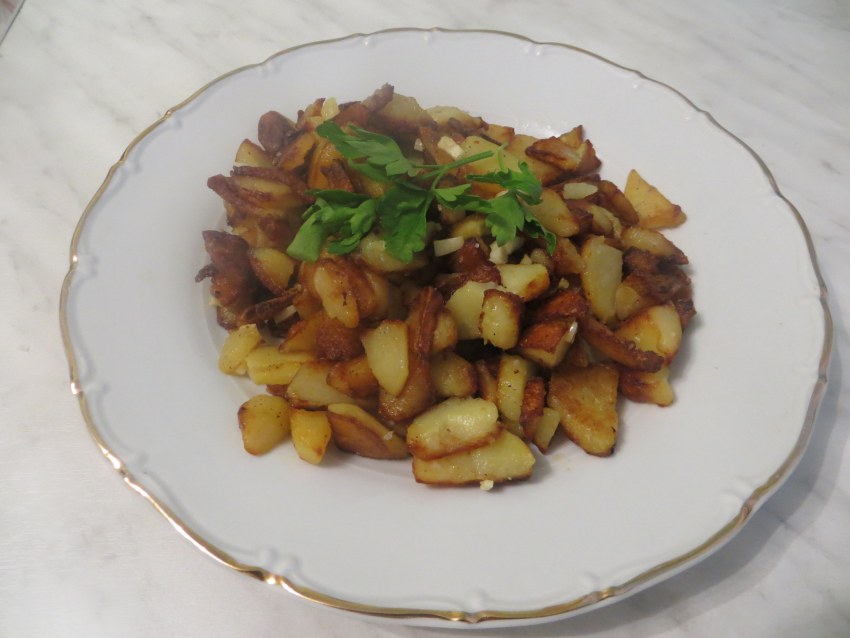 Жаркое с тушенкой и картошкой