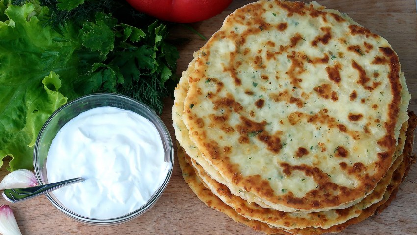 Лепёшки на кефире с зеленью на сковороде