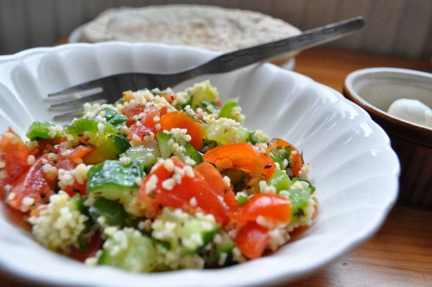 Салат из кускуса с помидорами и зеленью