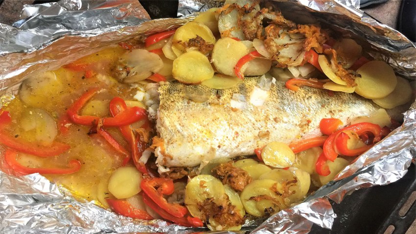 Запеченное филе судака с овощами