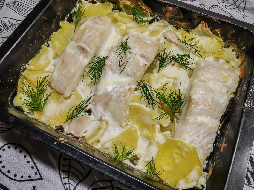 Картофель с рыбой в духовке