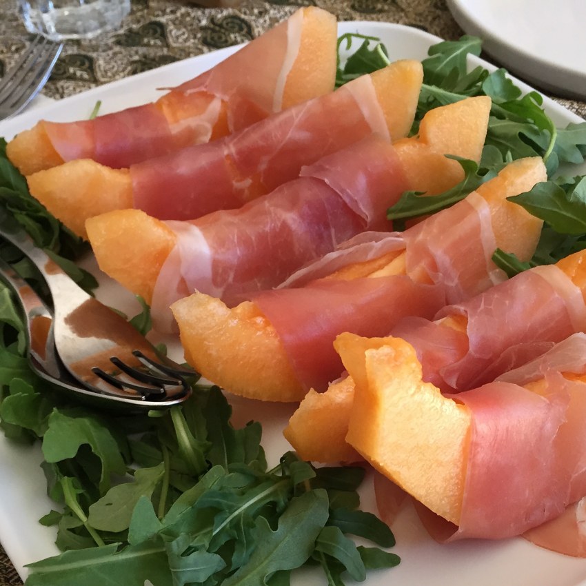 Канапе с пармской ветчиной и дыней