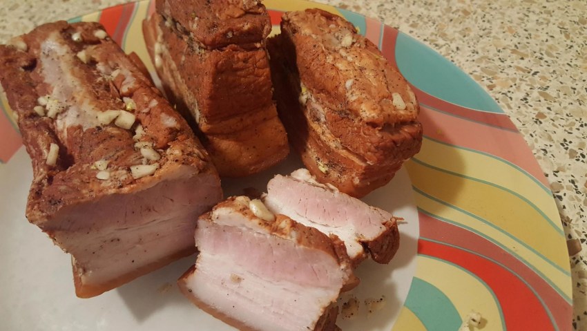 Варёное сало в луковой шелухе