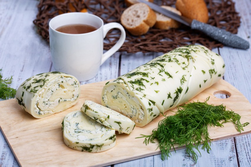 Рулет из лаваша с красной рыбой и огурцом и яйцом