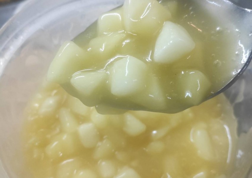 С яблоками и вишней выпечка