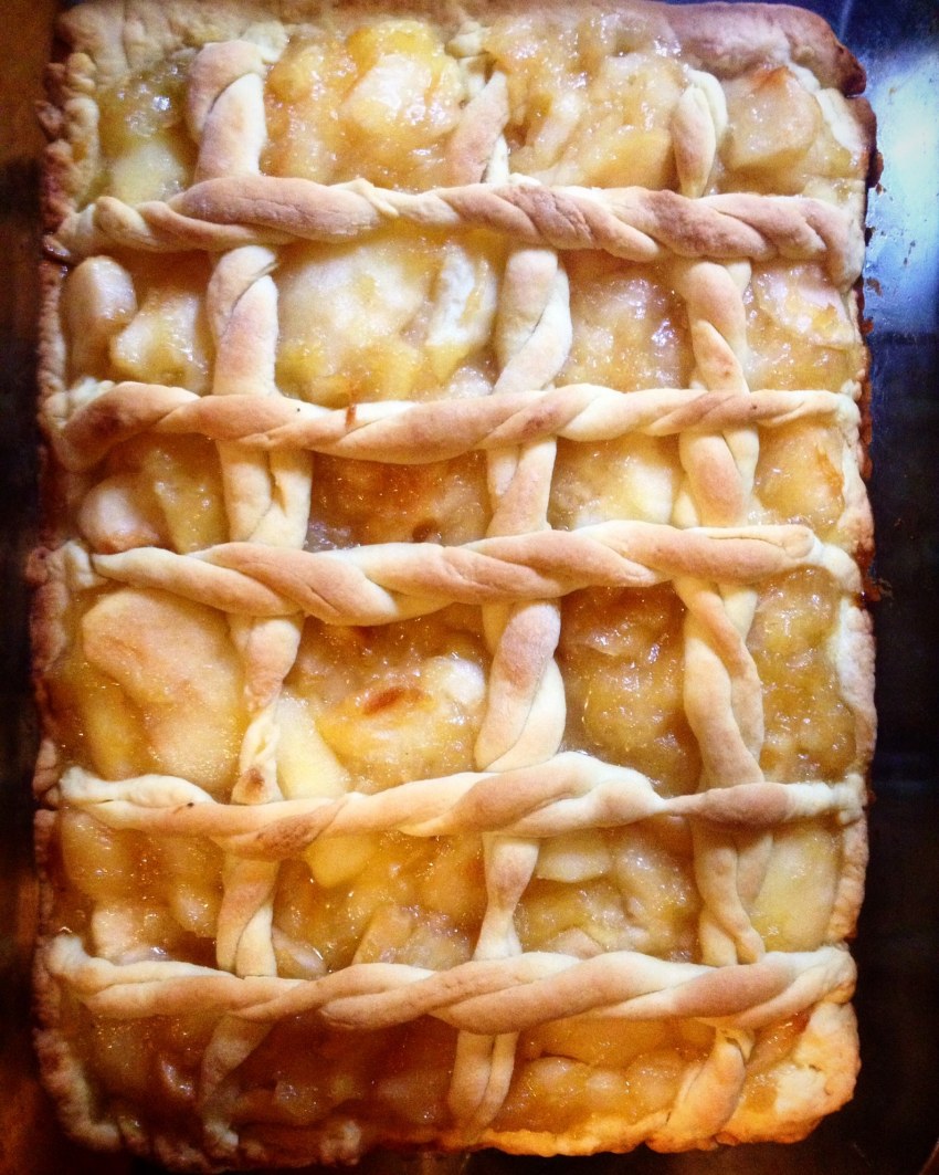 Шарлотка с яблочным пюре