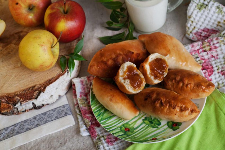 Выпечка с творогом и яблоками