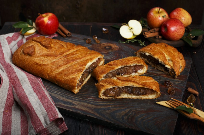 Слойка с яблоком и корицей