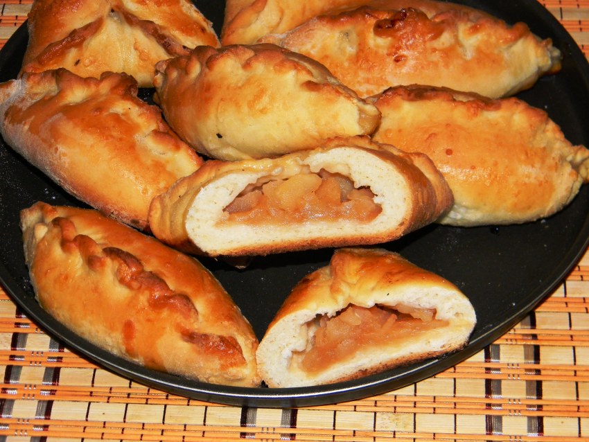 Яблочные пирожки из сырного теста
