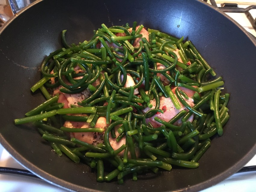 Чесночные стрелки с филе курицы