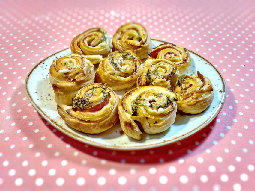 Закусочные слойки рулетики