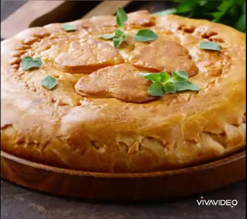 Курник с курицей из слоеного теста в духовке