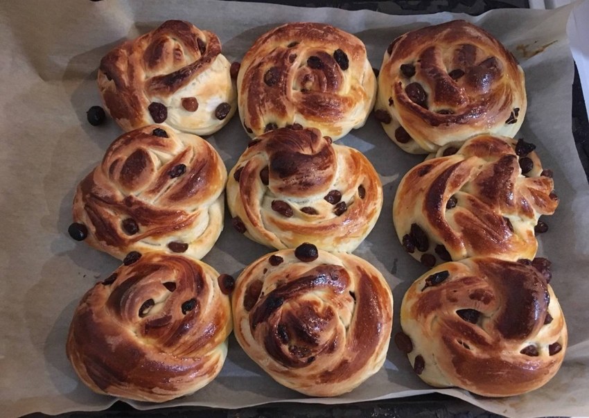 Красивые булочки с изюмом